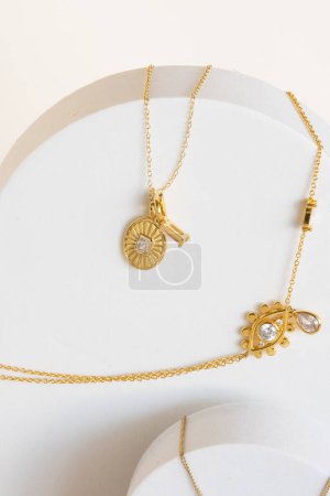 Foto de Elegantes collares dorados en expositores de joyería. - Imagen libre de derechos