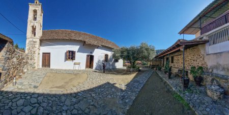 Téléchargez les photos : Panoramic view of the Metamorphosis of the Saviour medieval church built in the middle of Old Kakopetria village in Troodos mountains of Cyprus - en image libre de droit