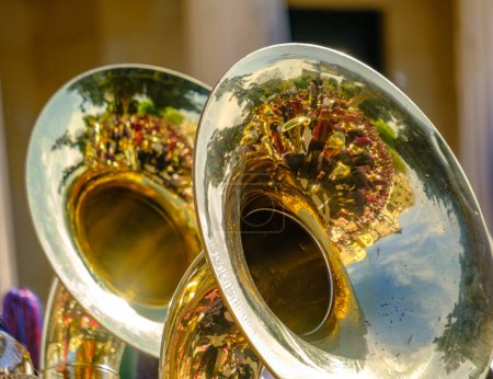 Schöne Spiegelungen der Umgebung in den Tuben der Korful Philarmonic Orchestra während der berühmten Osterprozessionen