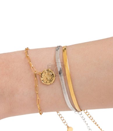 Magnifique poignet femme portant des bracelets papillon doré et chaîne serpent ensemble sur un fond blanc. Un beau cadeau de Saint-Valentin.