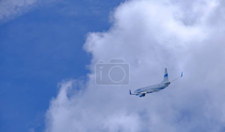 Foto de Corfú, Grecia - 15 de abril de 2023: Entrar en Air Boeing 737 despegar por debajo de las nubes ominosas y el cielo azul desde el aeropuerto internacional de Corfú - Imagen libre de derechos