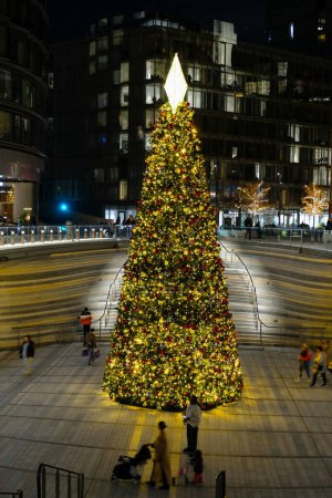 Foto de Londres, Inglaterra - 17 de noviembre de 2023: Árbol de Navidad iluminado en la estación de Battersea Power durante la Navidad en Londres, Reino Unido - Imagen libre de derechos