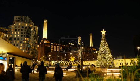 Foto de Londres, Inglaterra - 17 de noviembre de 2023: Vista de la central eléctrica de Battersea durante la Navidad en Londres, Reino Unido - Imagen libre de derechos