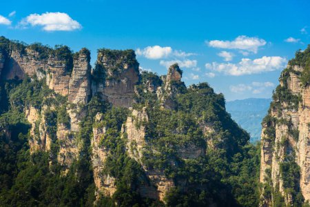 Téléchargez les photos : Vue imprenable sur les piliers de grès de quartz naturel des montagnes Tianzi (montagnes Avatar) dans le parc forestier national de Zhangjiajie (Wulingyuan), province du Hunan, Chine. Fabuleux paysage.ce parc national a été l'inspiration pour le film Avatar. - en image libre de droit