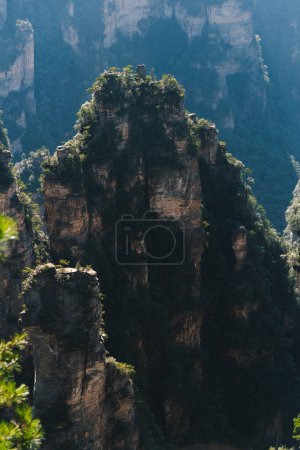 Téléchargez les photos : Vue imprenable sur les piliers de grès de quartz naturel des montagnes Tianzi (montagnes Avatar) dans le parc forestier national de Zhangjiajie (Wulingyuan), province du Hunan, Chine. Fabuleux paysage.ce parc national a été l'inspiration pour le film Avatar. - en image libre de droit