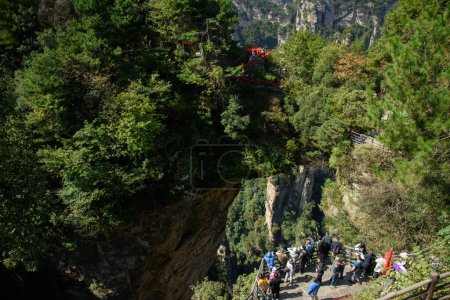 Téléchargez les photos : Le premier pont du monde pont rocheux naturel au parc forestier national de Zhangjiajie dans la province du Hunan, en Chine - en image libre de droit