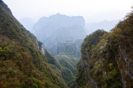 Tian-Men-Shan : Zhangjiajie Chine - Vers octobre 2023 : Nature paysagère de la porte du ciel ou grotte Tianmen dans le parc national de Zhangjiajie, Hunan, Chine