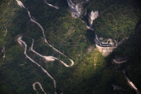 Tian-Men-Shan: Zhangjiajie China - ca. Oktober 2023: Landschaft Natur des Himmelstores oder Tianmen Höhle im Tianmen Mountain Landmark National Park von Zhangjiajie, Hunan, China