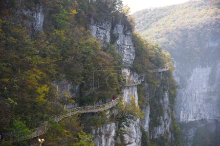 Tian-Men-Shan: Zhangjiajie China - ca. Oktober 2023: Landschaft Natur des Himmelstores oder Tianmen Höhle im Tianmen Mountain Landmark National Park von Zhangjiajie, Hunan, China