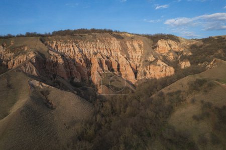 Vista aérea sobre la reserva geológica del Barranco Rojo / Rapa Rosie con aspecto rocoso en la ladera de la montaña, en Transilvania, Rumania.