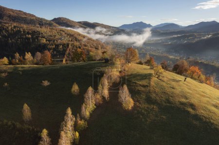 Paysage brumeux d'automne en Roumanie rurale