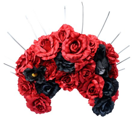 Téléchargez les photos : Grande couronne de roses rouges et noires décoratives en textile. Casque pour un costume pour des vacances - en image libre de droit