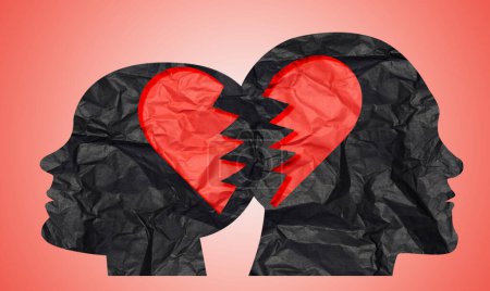 Foto de Siluetas de cabezas femeninas y masculinas cortadas de papel y un corazón roto, simbolizando el concepto de amor infeliz - Imagen libre de derechos