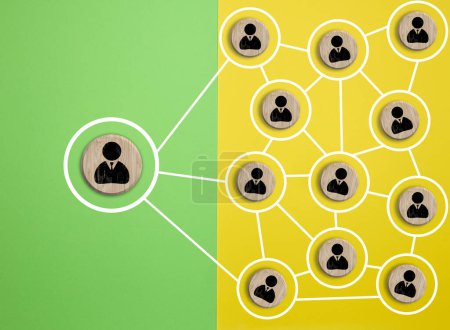 Bloque redondo de madera con icono de personal que enlaza la red de conexión para la estructura de la organización, la red social y el concepto de trabajo en equipo, vista superior