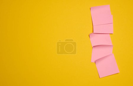 Bâtons carrés roses sont collés sur le fond jaune, espace de copie