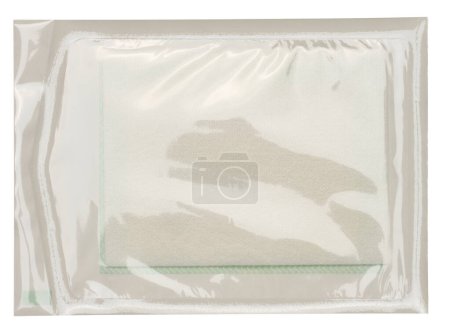 Foto de Bolsa transparente de plástico con compresa médica estéril sobre fondo aislado - Imagen libre de derechos