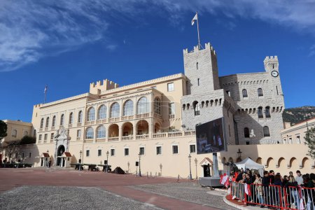 Foto de Mónaco, Mónaco - 11.19.2022: Castillo de Grimaldi y la gente que vino a ver el desfile en el Día Nacional de Mónaco - Imagen libre de derechos