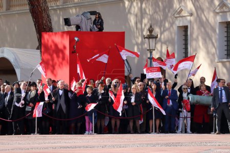 Foto de Mónaco, Mónaco - 11.19.2022: Habitantes de Mónaco en el Día Nacional con las banderas del Principado - Imagen libre de derechos