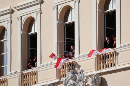 Foto de Mónaco, Mónaco - 11.19.2022: La familia del Principado Grimaldi saluda a los habitantes del Principado desde la ventana de su castillo en el Día Nacional de Mónaco - Imagen libre de derechos