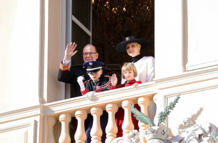 Foto de Mónaco, Mónaco - 11.19.2022: El príncipe Alberto II de Mónaco, la princesa Charlene y sus dos hijos saludan a los habitantes del Principado desde la ventana de su castillo en el Día Nacional de Mónaco - Imagen libre de derechos