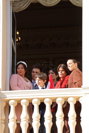 Foto de Mónaco, Mónaco - 11.19.2022: La familia principesca Grimaldi, incluida la princesa Estefanía, saluda a los habitantes del Principado desde la ventana de su castillo en el Día Nacional de Mónaco - Imagen libre de derechos