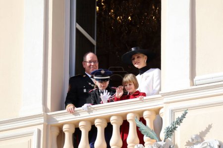 Téléchargez les photos : Monaco, Monaco - 11.19.2022 : Le Prince Albert II de Monaco, la Princesse Charlène et leurs deux enfants saluent les habitants de la Principauté par la fenêtre de leur château à l'occasion de la fête nationale de Monaco - en image libre de droit
