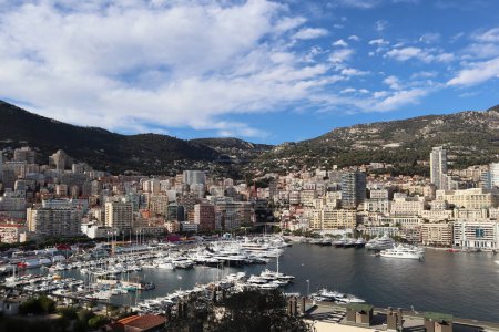 Foto de Mónaco, Mónaco - 11.19.2022: Vista de Port Hercule en Mónaco en un día soleado - Imagen libre de derechos