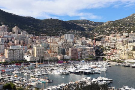 Monaco, Monaco - 19.11.2022: Blick auf Port Hercule in Monaco an einem sonnigen Tag