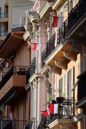 Foto de Mónaco, Mónaco - 11.19.2022: Banderas de Mónaco en las ventanas del Principado en honor al Día Nacional - Imagen libre de derechos