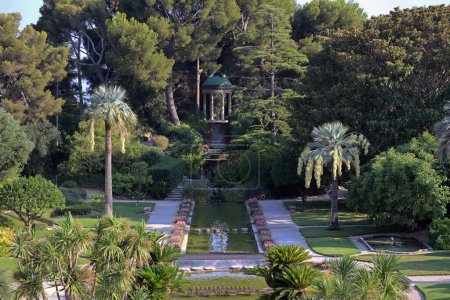 Saint-Jean-Cap-Ferrat, Francia - 29 de julio de 2021: Jardines de Villa Ephrussi Rothschild en la península de Saint-Jean-Cap-Ferrat en la Riviera Francesa