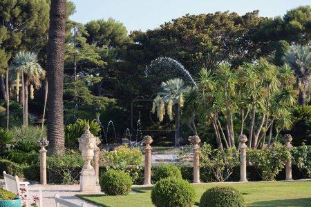 Saint-Jean-Cap-Ferrat, Frankreich - 29. Juli 2021: Gärten der Villa Ephrussi Rothschild auf der Halbinsel Saint-Jean-Cap-Ferrat an der französischen Riviera