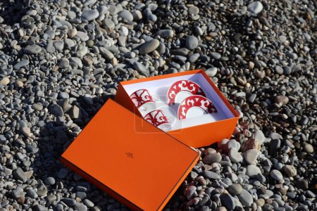 Téléchargez les photos : Hermes porcelain box on the pebble beach, "Balcon du Guadalquivir" collection - en image libre de droit