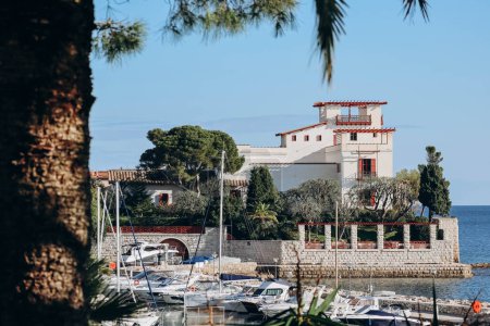 Foto de Beaulieu-sur-Mer, France - 07.01.2023 : View of the famous Greek-style villa Kerylos, built in the early 20th century on the French Riviera - Imagen libre de derechos