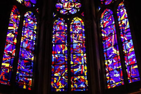 Téléchargez les photos : Reims, France - 07.11.2022 : Reims Cathedral Stained Glass by Imi Knoebel - en image libre de droit
