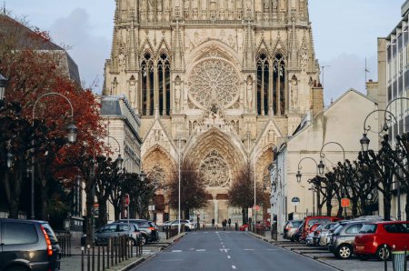 Téléchargez les photos : Reims, France - 07.11.2022 : Reims Cathedral, a Roman Catholic cathedral in the French city of the same name - en image libre de droit