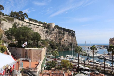 Foto de Mónaco, Mónaco - 19.03.2023: Vista de la zona de Fontvieille en Mónaco y la famosa roca con el castillo de Grimaldi en ella - Imagen libre de derechos