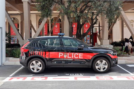 Foto de Mónaco, Mónaco - 19.03.2023: Coche de policía de Mónaco en la calle cerca del Estadio Louis II - Imagen libre de derechos