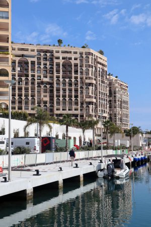 Foto de Mónaco, Mónaco - 19.03.2023: Vista de la zona de Fontvieille en Mónaco, en la costa mediterránea. - Imagen libre de derechos