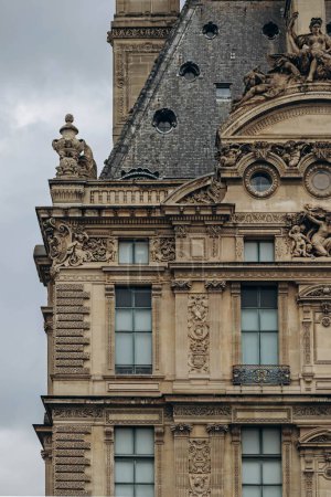 Foto de París, Francia - 26.09.2021: Detalle de la fachada del museo del Louvre en París - Imagen libre de derechos