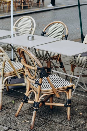 Típicas sillas de mimbre parisinas en la terraza de verano del restaurante
