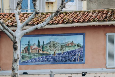 Téléchargez les photos : Sainte-Maxime, France - 28.12.2021 : Gros plan d'une belle mosaïque sur une vieille maison à Sainte Maxime sur la Côte d'Azur - en image libre de droit