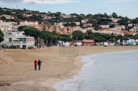 Téléchargez les photos : Sainte-Maxime, France - 28.12.2021 : Plage de Sainte Maxime sur la Côte d'Azur par une journée ensoleillée d'hiver - en image libre de droit