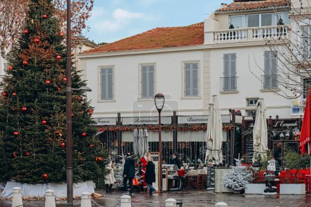 Téléchargez les photos : Sainte-Maxime, France - 28.12.2021 : Rues de Sainte Maxime sur la Côte d'Azur par une journée ensoleillée d'hiver - en image libre de droit