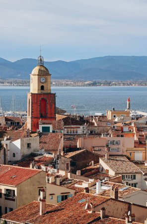 Téléchargez les photos : Vue de Saint-Tropez par une journée ensoleillée d'hiver - en image libre de droit