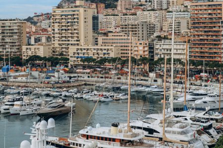 Foto de Mónaco, Mónaco - 28.12.2021: Port Hercule y las hermosas fachadas del Principado de Mónaco - Imagen libre de derechos