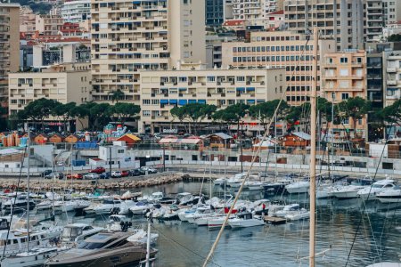Foto de Mónaco, Mónaco - 28.12.2021: Port Hercule y las hermosas fachadas del Principado de Mónaco - Imagen libre de derechos