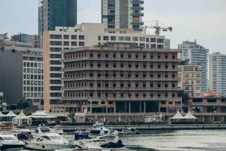 Téléchargez les photos : Beyrouth, Liban 23.04.2023 : Hôtel abandonné dans la région de Zaitunay Bay au centre-ville de Beyrouth - en image libre de droit