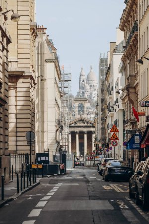 Foto de París, Francia - 16 de abril de 2023: calle Laffitte en el distrito 9 de París, iglesia de Notre Dame de Lorette y la Basílica del Sagrado Corazón al fondo - Imagen libre de derechos