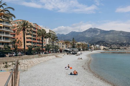 Foto de Roquebrune, Francia - 14 de mayo de 2023: Vista de la playa y la comuna de Roquebrune Cap Martin en la Riviera Francesa - Imagen libre de derechos