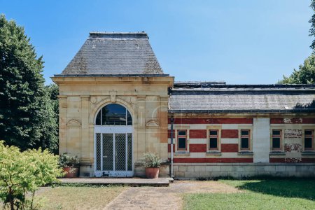 Téléchargez les photos : Façade historique de bien-être remèdes, station thermale à Vichy, France - en image libre de droit